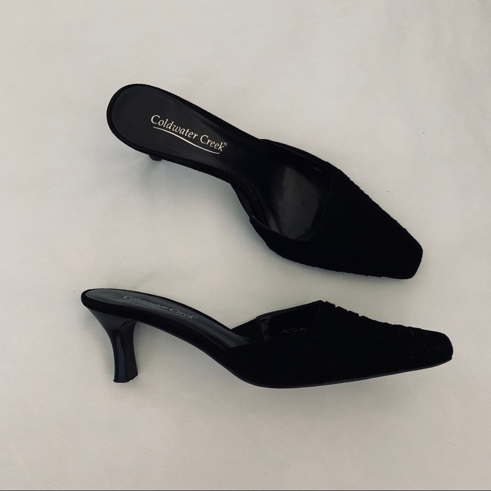 Flat-pointed black heels